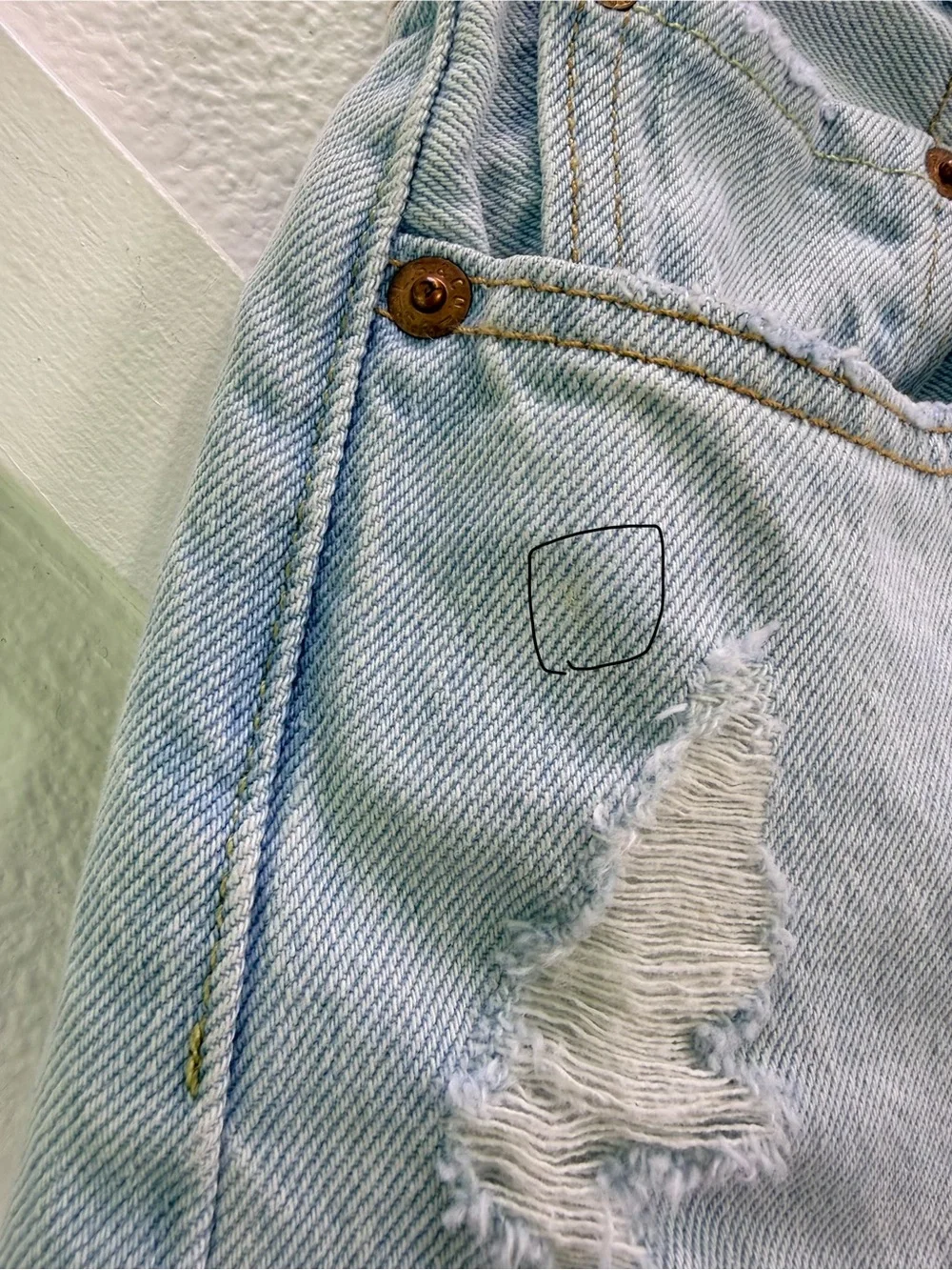 NWT Levi’s 501 Mid Thigh Women's Shorts Light Wash Distressed Size 28